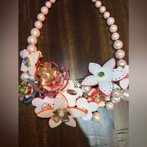 BETSEY JOHNSON STATEMENT NECKLACE ~ FLOWER PEARL ~NWOT RARE HTF
